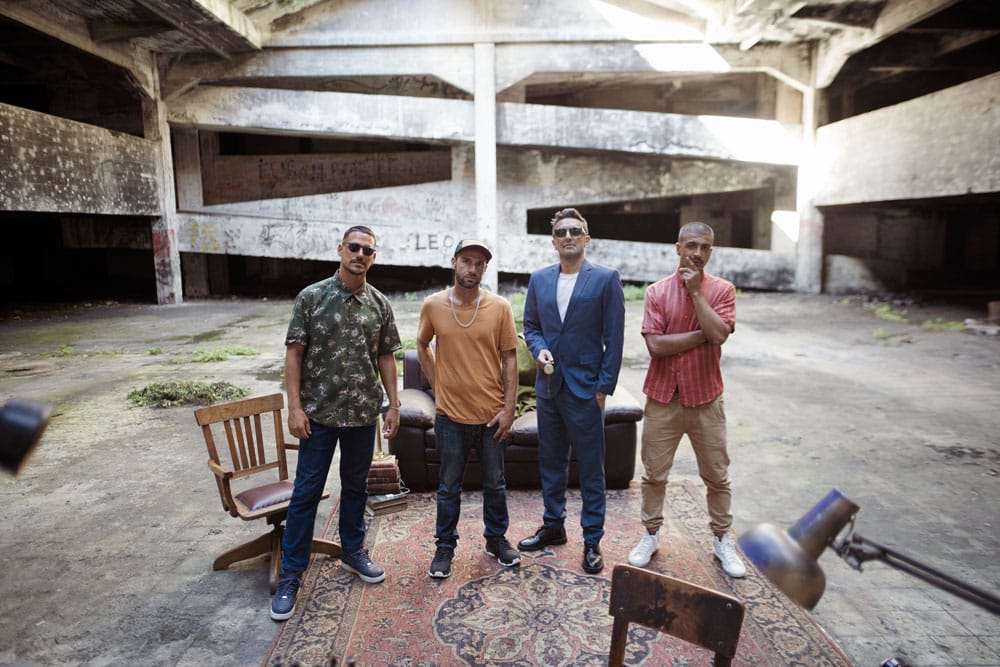 Dostrescinco: "ser conscientes y consecuentes en todas nuestras acciones" - Dostrescinco es un grupo con 15 años en la escena musical uruguaya de hip hop. Las características en sus composiciones, tanto en el estilo musical como en las letras en castellano, las cuales cobran gran importancia en el género rap, los han llevado a capturar un público mayoritariamente joven y de habla hispana. Gracias al auge de este género en la última década han hecho que, como representantes del mismo, gente de diferentes edades y géneros pongan atención en esta banda. Hoy y desde hace unos años se pueden ver en los shows tanto niños como adultos conviviendo en la misma sintonía de disfrute. Dostrescinco y Emiliano. Foto: @matijara