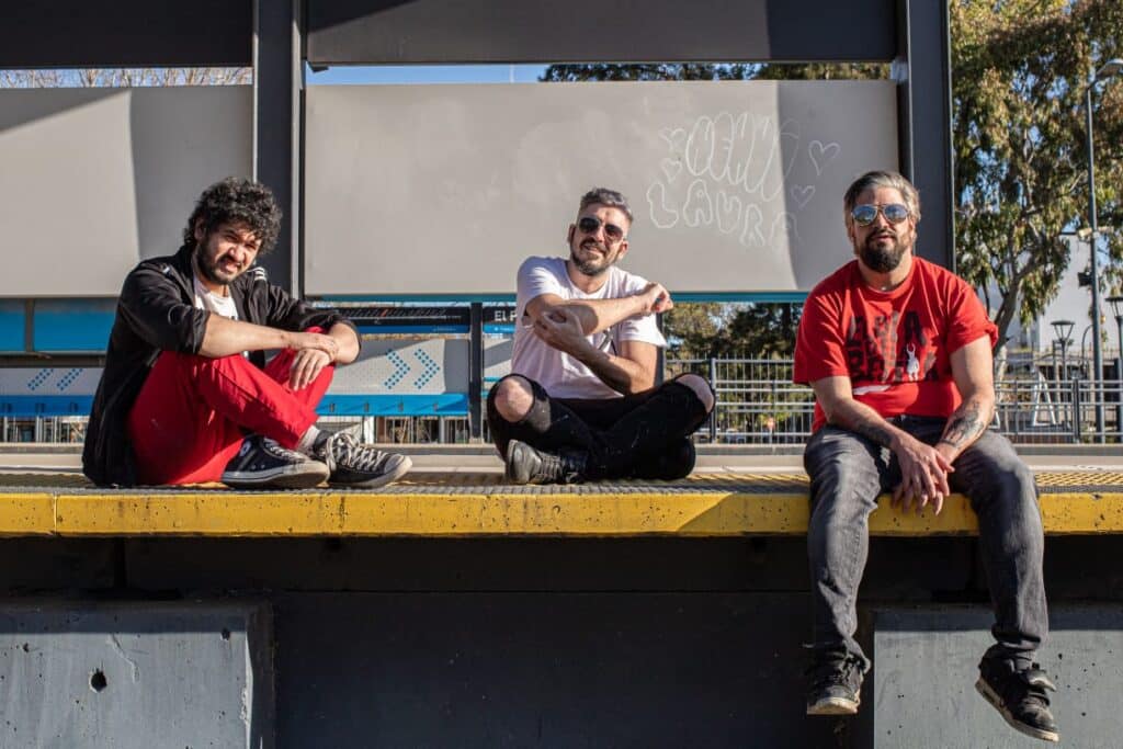 "Terminal", lo nuevo de Dragones - Subirse a este nuevo tren fue el desafío más difícil que tuvieron que asumir. Cuando estaban llegando a destino, uno de sus vagones descarriló y esa pérdida resultó determinante al punto de querer abandonar el itinerario definitivamente. Sin embargo, quedada camino por delante y su gente todavía los esperaba. Retomaron viaje, recordando antes que nada que son Dragones, que todo ese fuego retenido por meses en su interior suplicaba salir e incendiarlo todo, que sus alas pedían volver a volar y que la intensidad y la fuerza que los caracteriza no significaban nada si no era compartido. El trayecto se hizo largo hacia el final, sufrieron desvíos, paradas imprevistas, desperfectos técnicos de último momento pero ya lo vemos asomarse. Este viernes el tren llega a su Terminal. Dragones