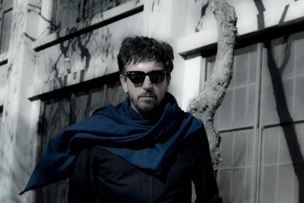 El Dependiente está más "Desposeído" - Marcelo Zeoli nos presenta "Desposeído", el segundo disco de su proyecto solista El Dependiente, en el que participan invitados como Daniel Melero y Leo García, entre otros. Este álbum, entre el ambient y el folclore, es editado ocho años después del primer trabajo del ex cantante de Los Látigos. El Dependiente