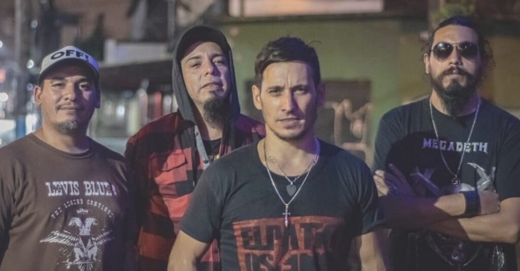 El Patio Oscuro: "Nuestro deseo es que todo esto siga creciendo" - El proyecto surge bajo las influencias del rock a mediados del año 2015. Después de un largo proceso de ensayos, pruebas y conversaciones, deciden lanzarse y mostrar un mensaje inspirado en sus experiencias de vida, pensamientos e ideologías. De esta manera nace El Patio Oscuro, una banda llena de vida y fuerza, que hasta la fecha manifiesta no seguir una línea concreta. El Patio Oscuro