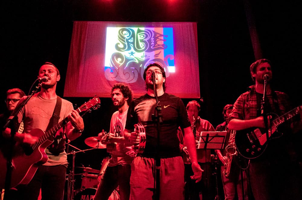 El Sable de Simón presenta "Simón dice", con Alejandro Dolina - En "Simón dice" El Sable de Simón junto con Alejandro Dolina nos llevan a la experiencia real de la escucha. Nos sumergen en una especie de mutación anímica, en una manera de habitar el tiempo de otra manera, menos enajenada, más propia. Sin brújula, sin lugar, sabiendo que queda poco tiempo, poco aire, poco rock, poco espacio. El Sable de Simón