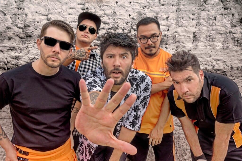 El Sonidero Insurgente: "Seguir avanzando a pesar de los inconvenientes" - "Nos motivó el no quedarnos parados y trabados ante la falta de trabajo por esta pandemia. Siempre se trata un poco de eso en la música, seguir avanzando a pesar de los inconvenientes. Eso siempre tiene su recompensa", señala Marcos Rodríguez, voz y guitarra de El Sonidero Insurgente. El Sonidero Insurgente