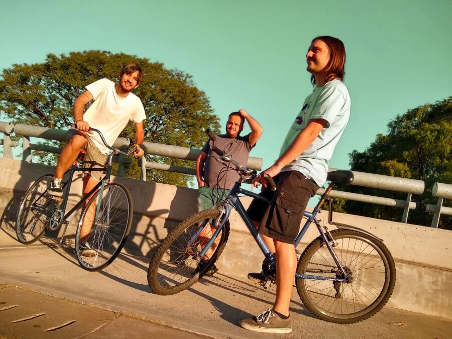 El Último Viaje a Neptuno: "Tratamos de darle la estética de verano perdido" - "La canción habla de la búsqueda de un cambio –explica Gastón Neptuno, voz, guitarra y teclados de El Último Viaje a Neptuno-. Tratamos de darle la estética de verano perdido, de algo que se va y nunca más va a volver. A nivel sonoro buscamos algo más visceral, un sonido un poco más sucio, de cinta, no tan de laboratorio como el primer EP. Así va a sonar el nuevo material, un poco más analógico, pero manteniendo las atmósferas que nos caracterizan en las canciones". El Último Viaje a Neptuno