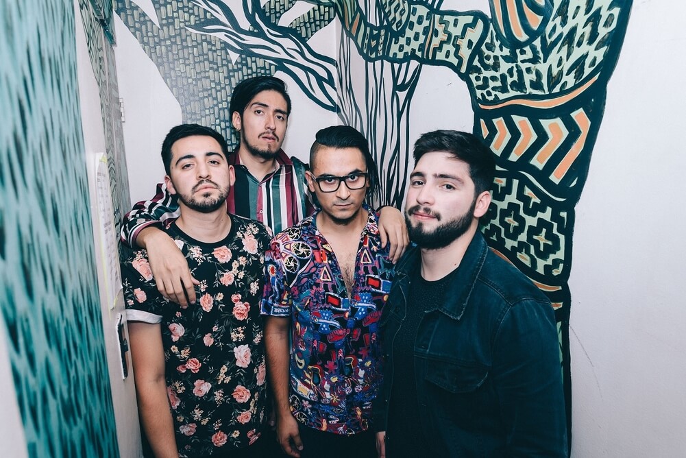 El Último Viaje: "Es parte de todos los músicos el querer mirar nuevos horizontes" - "Es parte de todos los músicos el querer mirar nuevos horizontes y al mismo tiempo es parte de los seres humanos el ir cambiando con el paso de los años, es natural - afirma Julián Ramírez, cantante de El Último Viaje-. Con ‘Migra’ tratamos de mostrar eso, que finalmente es parte de la vida el migrar". El Último Viaje