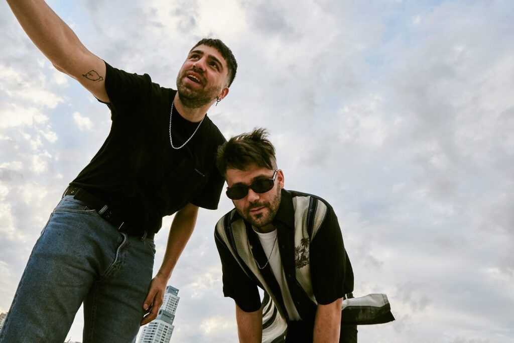 El zar - El Zar fue formado por Pablo Giménez y Facundo Castaño, a comienzos de 2014 como una experimentación entre las canciones y el sonido electrónico. Realizaron presentaciones en formato dúo, en diversos escenarios de la Buenos Aires tales como El Universal, Vuela el Pez, Roxy Live y Festival Aruma, entre otros. El Zar