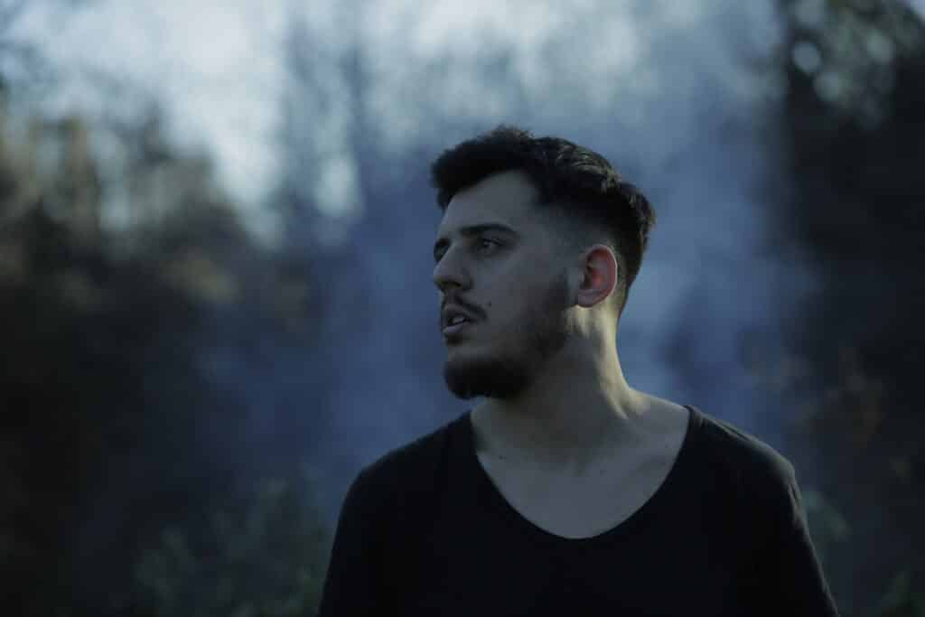 Emiliano Sacripanti: "Trato que la ansiedad no me determine los tiempos de maduración" - El músico bahiense que desde hace un par de años reside en Suecia presenta su nuevo disco grabado en vivo durante un concierto en Gotemburgo, con reversiones de su anterior álbum y un estreno. Emiliano Sacripanti