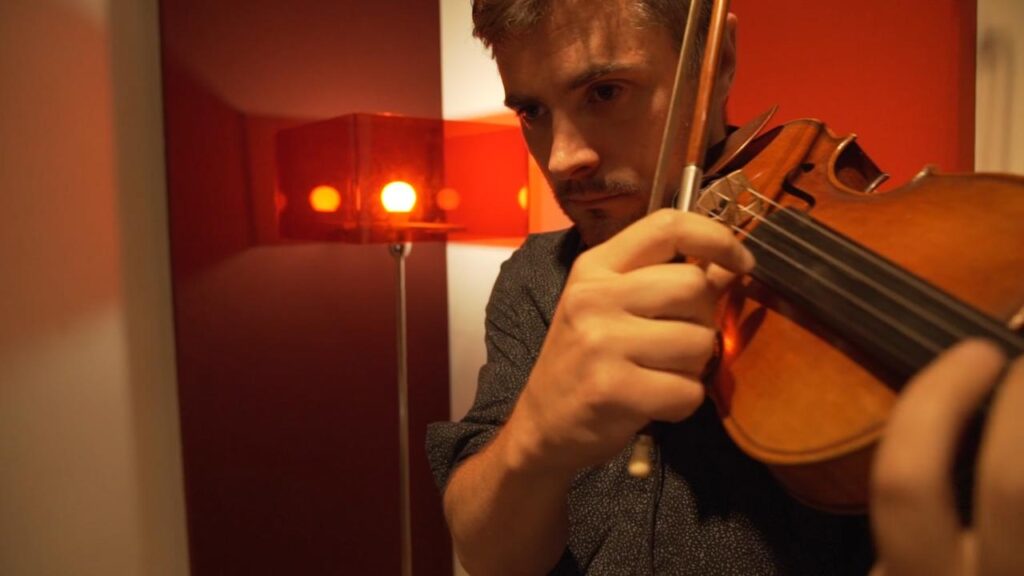 Ernest trabaja en el lado B de su tercer disco - Ernest estrenó su versión acústica de su segundo disco "Alterar el pulso": "De la Ribera Sessions" está dividido en tres etapas y se encuentran disponibles en YouTube. Además, el artista argentino está terminando el Lado B de su tercer disco, "Caos". Ernest
