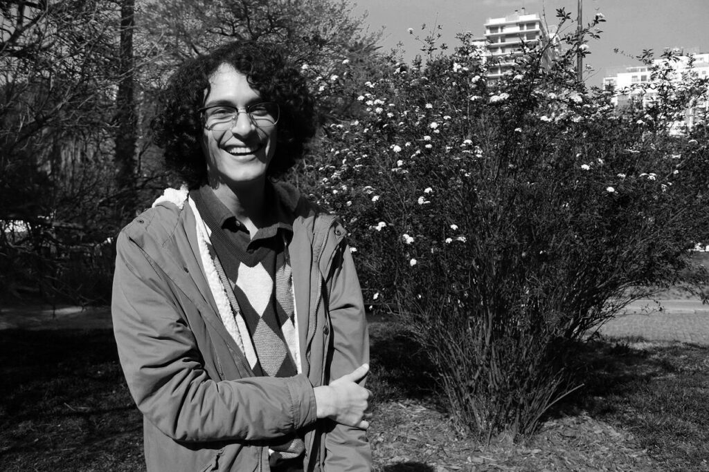 Fabricio Robles: "El desarraigo me marca constantemente" - "Algunos temas hablan sobre tipos de vínculos, otros sobre la pérdida o búsqueda de uno, y en general de cómo estas interacciones que simbolizo como puentes nos permiten justamente expandirnos y crecer como personas. Siempre algo muy sentimental detrás del concepto", señala Fabricio Robles. Fabricio Robles