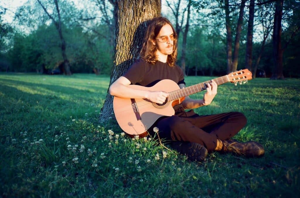 Facundo Grandío: "Es lindo sentir la música a través de los colores" - "Decírtelo" significa para Facundo Grandío el comienzo de su primer disco solista, en el que busca la conexión entre un sonido electrónico/digital, a través de la utilización de sintetizadores trabajados como diseño sonoro, y la unión con capas orgánicas como guitarras de nylon, percusiones e instrumentos típicos de la orquesta clásica como violines, violas y flautas. Facundo Grandío