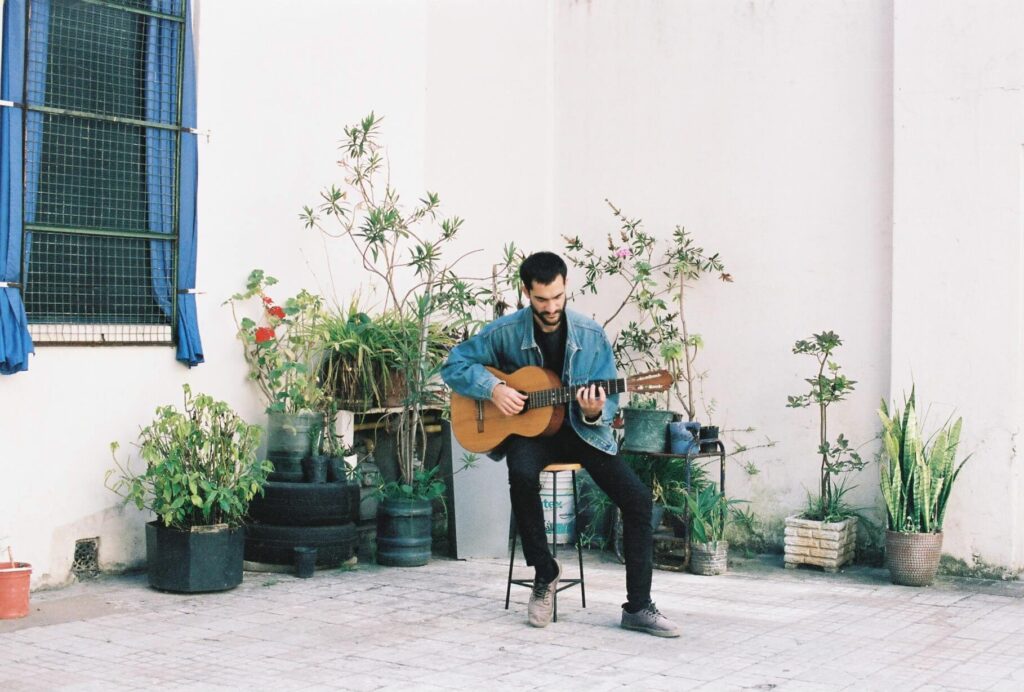Fermín Raviolo: "La búsqueda de la identidad es parte del disco" - "Trata principalmente de mis periplos personales en la vida y en la música, mi relación con el lugar y también con la guitarra –explica Fermín Raviolo acerca de su primer disco-. Son temas que toco hace varios años y quería grabarlos mejor, acompañado por buenos músicos y con un buen audio. Afortunadamente eso se pudo dar. También hay algo en relación a mis influencias musicales. Algunos me dijeron que aparecen aires de los Beatles, Spinetta y momentos ‘Craftys’ y eso puede ser porque escuché y toqué esa música". Fermín Raviolo