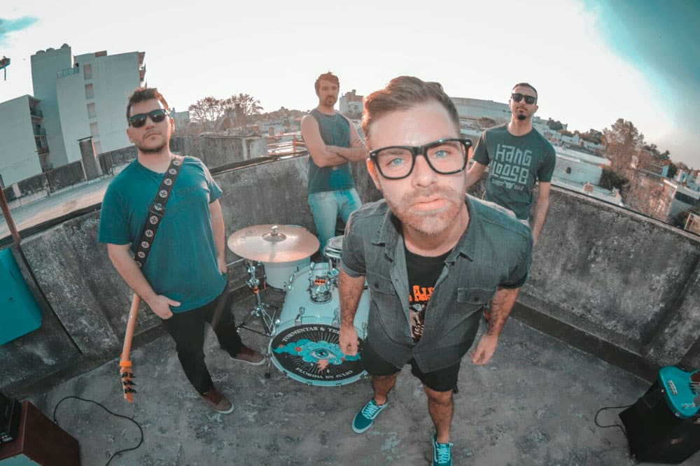 Florida en Julio: "Nos encontramos en el mejor momento de la historia del proyecto" - Florida en Julio es una banda de rock alternativo de la ciudad de Rosario, que comienza como proyecto solista en el año 2016 de la mano de Andrés San Juan, cantante y compositor. Cerradas las primeras tres canciones, el productor Javier Herrlein abre las puertas de su estudio en Capital Federal para grabar el EP titulado "Sofacama", de matices rockeros y poperos. Florida en Julio