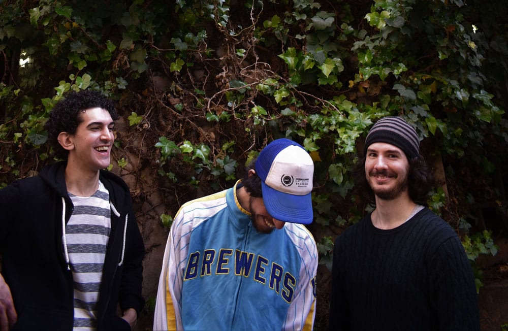 "Recuerdos y eso", el nuevo disco de Forestar - Forestar, el trío de Math Rock rosarino, lanzó su segundo disco de estudio, llamado "Recuerdos y eso". La banda, integrada por Gabriel Schubert, Genaro Carranza y Jonathan Gómez, habló con nosotros sobre cómo los encontró la pandemia y cómo fue el proceso de creación del nuevo material. Forestar