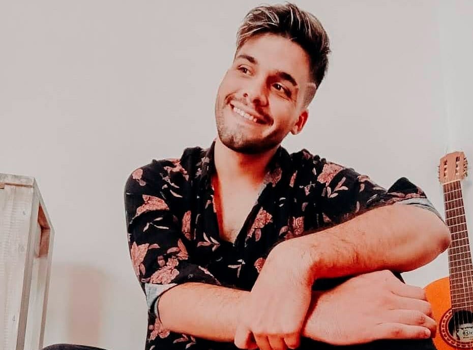 Fran Carzino: "Cuando una persona te hace cuestionar y replantearte tu forma de pensar, siento que entendió todo" - Fran Carzino es un artista emergente de la zona sur del Gran Buenos Aires que, luego de integrar diferentes proyectos en banda y aportar como sesionista, emprende su camino solista publicando el primer single "Parabá" en abril del 2020. Tanto esa canción como el tercer corte "Té", reciben respuestas muy positivas que se ven reflejadas en el alcance masivo de reproducciones. Fran Carzino