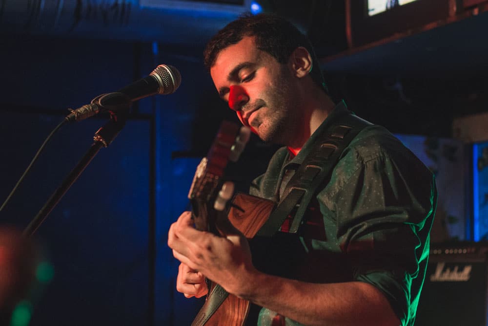 Franco Pugliese: "La música es el el vínculo más sincero y auténtico que tengo conmigo mismo" - Franco Pugliese acaba de lanzar su disco debut, ya disponible en todas las plataformas digitales. El álbum representa el abismo y nos conduce a través del amor, el desamor, la fortaleza y la reconstrucción. "Kremlin" es un término que remite a las murallas tras las cuales se resguardaban las antiguas ciudades rusas: “Trata sobre aquella fortaleza amurallada que solemos tener para protegernos y volvernos fuertes ante el mundo, pero que a veces termina siendo destruida por algo o alguien en el momento menos pensado. Es entonces cuando empieza un proceso de reconstrucción de algunos muros, pero también esa nueva vulnerabilidad nos permite abrirnos a muchas experiencias y personas que transforman nuestras vidas para siempre ", afirma Franco quien desde chico estuvo muy ligado a la música, primero, por su apellido con el cual automáticamente es relacionado con el gran maestro Pugliese y segundo, porque su papá es un apasionado acordeonista. Franco Pugliese. Foto: José Araujo