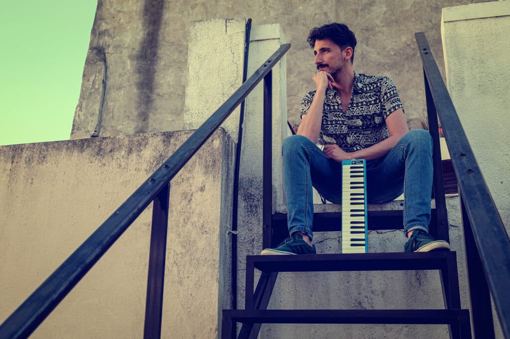 Fuks: "Me gusta reivindicar al looser" - Pablo Fernández Fuks: En principio pasa por la propuesta sonora. Mi teclado tiene un muy buen sonido de órgano hammond y de piano eléctrico y las canciones tienen ese sello tímbrico, además de poseer guiños en el tipo de arreglos a las músicas que me gustan: Charly, Fito, Spinetta, Beatles. Sin embargo, el hilo conductor más importante es la búsqueda lírica en torno a la identidad cultural del Conurbano Bonaerense. Quizás eso sea más obvio en "160" y la letra de "Friendzone" tenga un carácter más universal. Porque una historia de amor puede ocurrir en cualquier lado, pero considero que las palabras de ambas canciones no se me pudieron haber ocurrido en otro lugar que no sea el Conurbano Sur, donde vivo. Son historias que se me ocurrieron arriba del tren o del bondi, o caminando por la peatonal haciendo las compras, y entonces están impregnadas de ese aire. Fuks