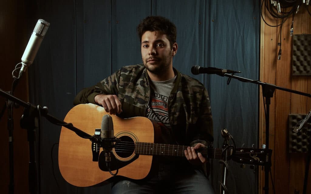 Gonzalo Villarino: "Me siento más experimentado" - "‘El tiempo en pausa’ es una nueva aventura, un camino cargado de sentimientos y reflexiones. Una búsqueda de encontrarme nuevamente conmigo, volver a mis inicios musicales: aquellos años con la guitarra electroacústica, el instrumento con el que aprendí a tocar, y mi voz. Lo más puro y natural, el modo en que surgen la mayoría de mis canciones", describe Gonzalo Villarino. Gonzalo Villarino. Foto: Not Momma
