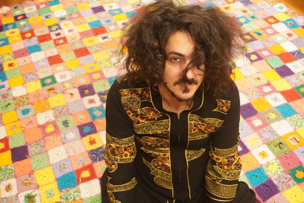 Guillermo Beresñak: "este disco es un antes y un después" - En pleno confinamiento por el Covid-19, Guillermo Beresñak presentó su nuevo álbum "A la sombra del árbol azul", un disco compuesto por ocho canciones de tono folclórico, donde el artista explora la raíz cultural de nuestra tierra. Cada canción recorre los paisajes musicales del país. Guillermo Beresñak