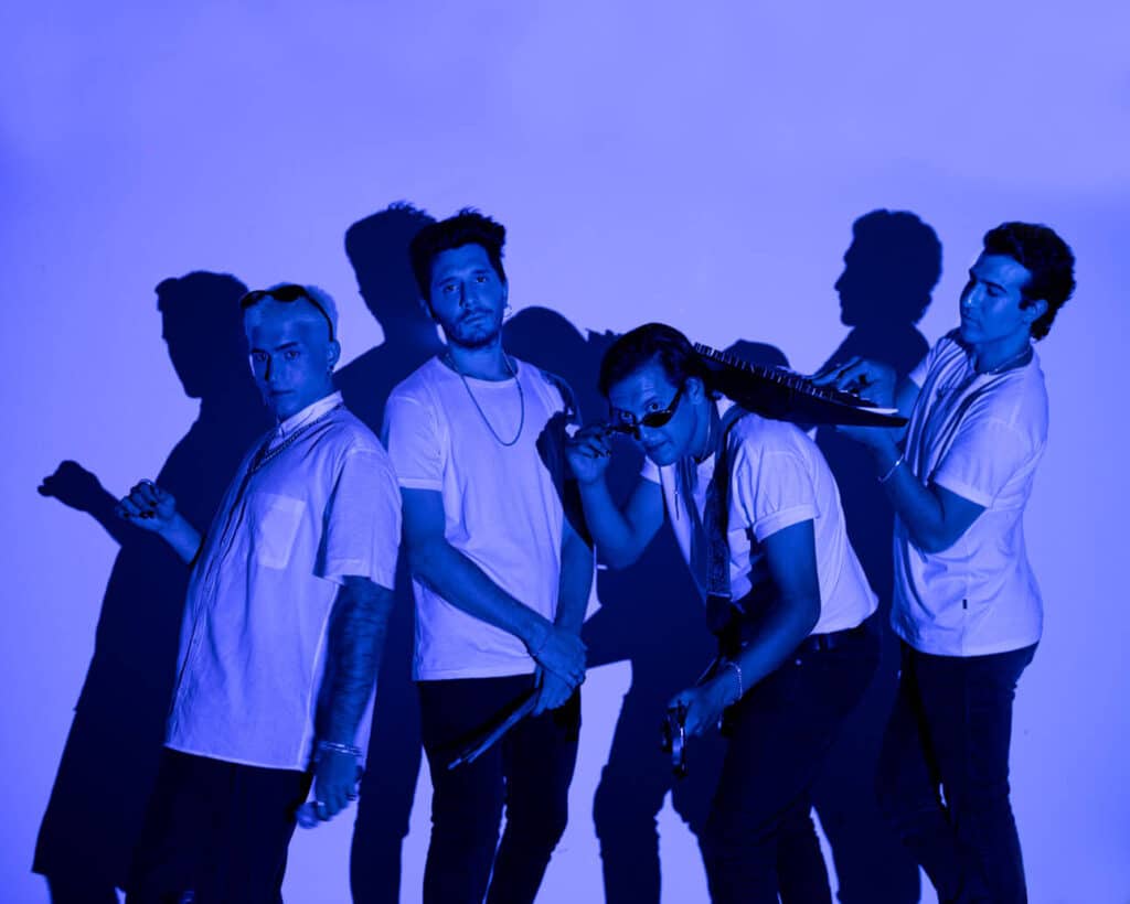 Hijos de Padres adelanta su cuarto disco - Hijos de Padres nace en Zona Norte en el año 2015. La banda está conformada por Sam Roca (guitarra y voz) Peter Mandrágora (teclados y voz), Luis Reguero (batería) y Felipe Rosati (bajo, voz). Hijos de Padres