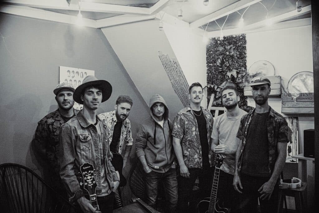 Hombrebomba nos presenta "Néctar" - Desde Mar del Plata los Hombrebomba nos presentan su disco "Néctar". Este septeto se define como "una banda marítima, que siente el verano más que el invierno", y eso se nota en su música. Hombrebomba