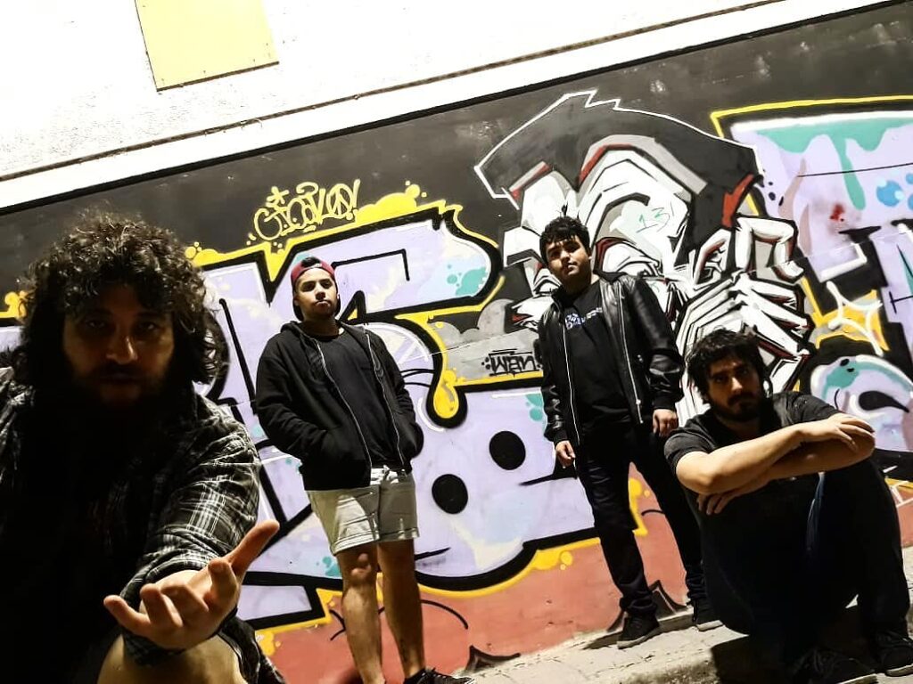 Horror en la Era del Simulacro: "Este trabajo nos permitió lograr un sonido más personal" - "‘La conquista’ tiene una gestación conceptual basada en la era de la hipercomunicacion, los grandes medios, las redes sociales y las nuevas tecnologías, ligadas a una realidad paralela e inverosímil que se propaga de manera inmediata todo el tiempo y en todo lugar, generando un sentido común del que creemos ser ajenos pero en el que indefectiblemente estamos inmersos cómo sociedad, de forma casi inconscientemente, recayendo comúnmente en la pos verdad", sentencia Ricardo Jarma Cabrera (cantante y guitarrista de Horror en la Era del Simulacro). Horror en la Era del Simulacro