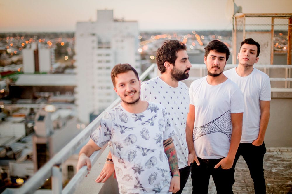 I Griega presenta "¿En qué mundo vives?", su nuevo videoclip - I Griega nace en 2011 en la ciudad de San Francisco, provincia de Córdoba. La banda está formada por Facundo Malacalza (voz/guitarra), Pol Ludueña (bajo), Jeremías Lobos (teclados/guitarra/coros) y Guido Lozano (batería). Actualmente cuentan con dos materiales de estudio: su primer disco "Se hizo piel", editado en 2013 y producido por César Andino (Cabezones), y "Diana", editado en 2017. I Griega