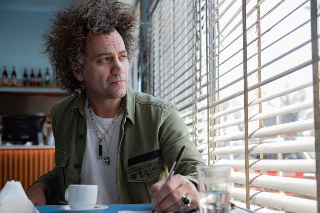 Ike Parodi: "Me permito componer y grabar todo lo que se me ocurre" - "Trata de la vida de los músicos y de los espectadores –sentencia Ike Parodi sobre su nuevo tema-. En los bares nos desarrollamos y crecemos como músicos y cómo bandas de rock. Y al mismo tiempo, en mi caso, disfruto mucho de la noche en los bares. Es directa y simple, y creo que todos estuvimos extrañando ir al bar a escuchar música en vivo o simplemente a charlar con alguien". Ike Parodi. Foto: Alejandro Nannini