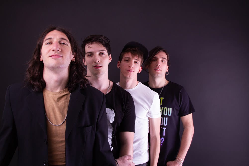 Ilusionados: "El tiempo tiene un impacto importante en la composición porque permite que madure sola" - "Adrenalina" es el nombre elegido por Ilusionados para materializar su nuevo álbum, grabado durante el 2019 en el mítico estudio La Nave de Oseberg. Incluye diez composiciones originales a pura energía rockera. Por el lado audiovisual, lo acompañan el lyric video del primer corte "Impulso"; y el videoclip del tema "Dentro de mí", cuya historia refleja el conflicto que atraviesan los protagonistas a lo largo de la canción. Ilusionados