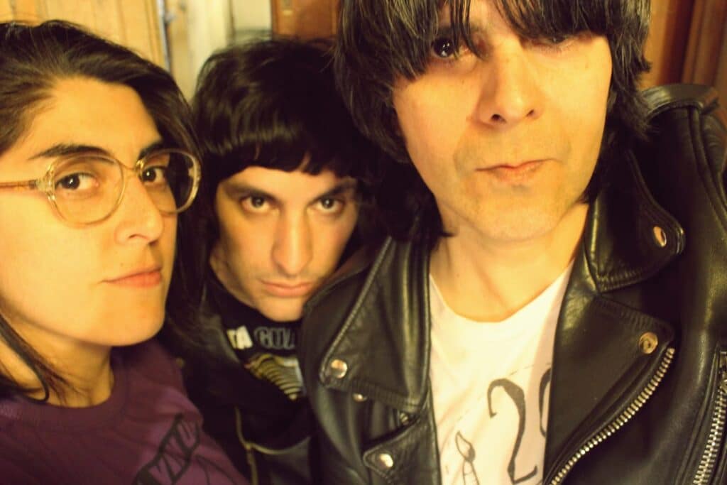 Inolvidable - Ariel Larusso pasó por Expulsados y Generación Zombie para formar Inolvidable junto a Romina Romano y Camilo Sánchez. En 2018 lanzaron el disco debut "Inolvidable" del trío y lo publicaron para descarga directa en Bandcamp. Inolvidable