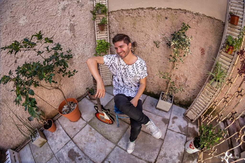 Iván Salo: "Cada canción tiene su periodo de maduración" - El músico argentino presenta su nuevo simple "Mientras todo pasa", una canción fresca con aires jazzeros y que formará parte de su tercer disco. Iván Salo