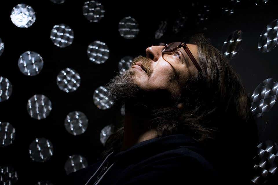 José Ianniello y su proyecto bonsai - El cantautor rosarino nos presenta su primer disco solista, "Proyecto Bonsai Vol 1", que como su nombre lo indica, incluye canciones de muy corta duración. Según cuenta, lo creó así para "acortar los tiempos" que transcurren entre que se compone un tema hasta que se publica, pasando por el armado, el demeado, la grabación, la mezcla, la presentación, prensa... Jose Ianniello