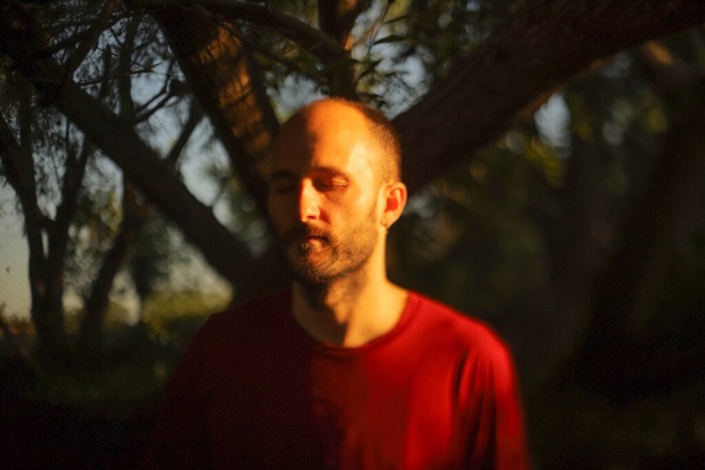 Juan Pedro Dolce: "Transformar la energía para recibir lo nuevo" - "Es un disco de canciones mías, en donde la guitarra y la voz, que son mis dos principales herramientas compositivas, tienen siempre un lugar de protagonismo a través de la búsqueda sutil de timbres, de espacialidades, de efectos –afirma Juan Pedro Dolce-. Tiene mucho trabajo de exploración en las texturas. Disfruto mucho jugar en mi estudio, me pierdo horas y horas en la búsqueda del sonido que quiero lograr en cada uno de los elementos de la canción". Juan Pedro Dolce