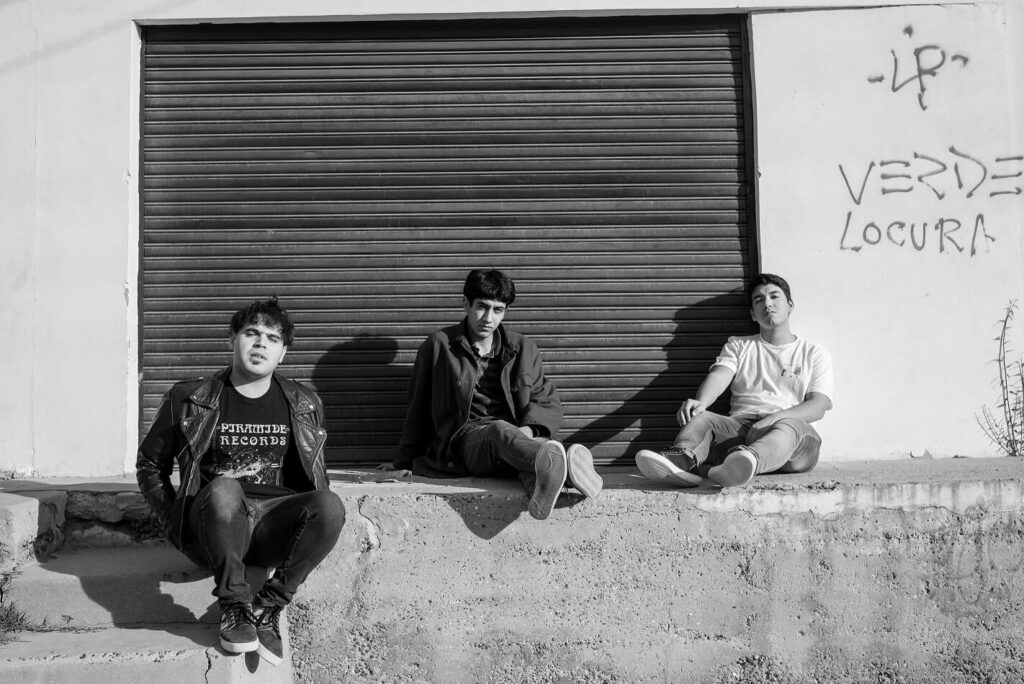 Juan y la suya: "La gente cada vez se interesa más en lo que pasa artísticamente en el Sur" - "Este EP tiene un proceso madurativo de muchos años –afirma Gaby Caniza, cantante y guitarrista de Juan y la suya-. En 2017 dejamos de tocar y estás fueron las últimas dos canciones que estábamos haciendo en ese momento. En 2020 volvimos a ensayarlas. Es la primera vez que grabamos en estudio y fue una experiencia diferente para los tres. Pusimos todo lo que aprendimos en todo este tiempo dentro de esas canciones". Juan y la suya