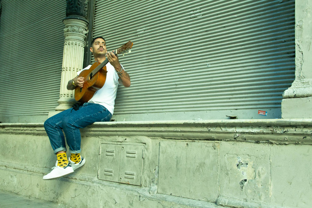 Juane Pelegrin: "Apuesto a seguir contando historias" - "Me pareció una canción ideal en este momento del mundo, donde uno siempre extraña hacer algo con alguien –explica Juane Pelegrin sobre el concepto de la flamante canción-. Representa la búsqueda sonora de este nuevo disco que se viene. Por otro lado, me interesaba salir con algo distinto a lo que hago en Talles Espaciales, donde el rock es el eje. Me cerraba por todas partes salir con algo así, fue apostar a la sorpresa". Juane Pelegrin