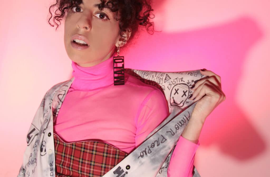 Juli Suanno: "'Utópica' es todo lo que siempre quise hacer" - La cantante y compositora radicada en la ciudad de La Plata está presentando el primer single de su segundo disco que saldrá este año. Además, pudo reconectarse con su profesión de realizadora audiovisual dirigiendo y actuando al mismo tiempo. Juli Suanno