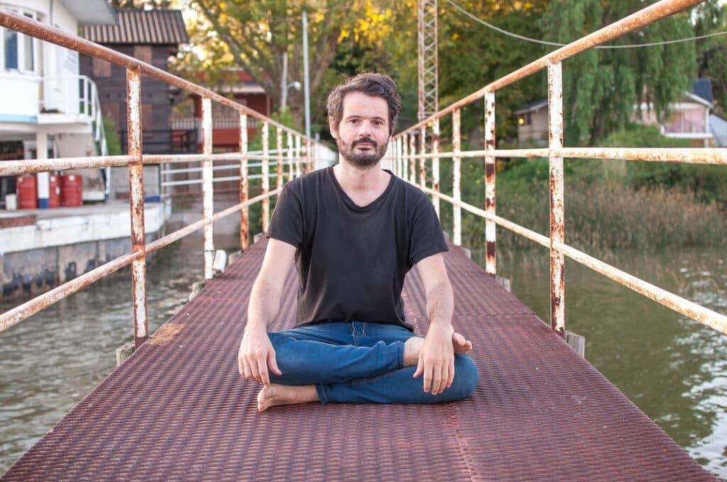Julián Oroz: "Necesito que algo pase en mi cuando escribo una canción" - "Aquello que nos emociona nos revela. Nos muestra. Cuando nos emocionamos se cae el velo. Se rompe esa coraza que construimos para poder ser parte –sentencia Julián Oroz- El disco, sus canciones, son como el viento, como una briza, mejor dicho. Mueven ciertas ramas, plantas, hojas. Habrá quienes se encuentren identificados y quiénes no. En definitiva, es una oportunidad, una nueva oportunidad de ver qué pasa. Qué me pasa y qué pasa en los demás. Oportunidad de enviar un mensaje y ver si llega. También se trata de amigos. De gente que está alrededor y hoy a la distancia colabora. Hace parte de este disco grabando sus instrumentos, sus voces. ‘Hay un lugar’ es esa certeza pequeña, sencilla. Ese saber que más antes que tarde nos vamos a encontrar, con los demás, y con nosotros mismos". Julián Oroz. Foto: Herlo Ramone