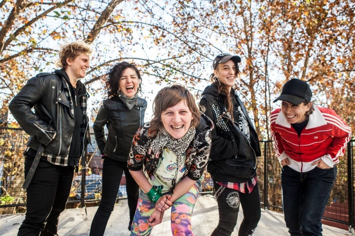 Kumbia Queers - Kumbia Queers son seis chicas que tocan punk tropical. El proyecto nació en Buenos Aires en 2007, de la unión de She Devils y Juana Chang (Argentina) con Ali Gua Gua de Las Ultrasónicas (México). En un principio, tocaban covers de The Cure, Madonna, Ramones, Black Sabbath, torciéndolos a ritmo de cumbia, con letras llenas de poesía queer y mucho humor. Kumbia Queers. Foto: Lina Etchesuri