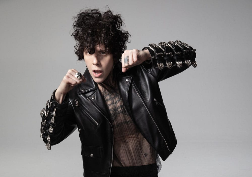 LP: "Mi sexualidad y mi música son mis dos grandes travesías en la vida" - Es LP. Así se pronuncia "El Pi", así se identifica, así la queremos. Tuvimos la suerte de entrar, última nota del día, y LP nos sorprende con su perrito Orson, un Griffon Bruxellois, una alfombra peluda café, que enternece su pequeña y férrea figura. Prendo la grabadora. LP