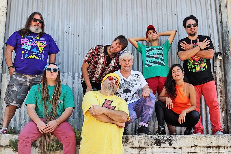 La Burrita Cumbión: "Decidimos nunca negociar la alegría y la actitud" - Aunque 2020 haya sido el año del parate mundial, La Burrita Cumbión no paró de moverse: "Estuvimos –virtualmente- en el Quilmes Rock y en el Billboard AR, dos festivales importantísimos y en varios latinoamericanos; grabamos un vivo y una sesión acústica y empezamos a pre-producir material nuevo. Tuvimos más trabajo que en un año común", asegura Juanma Negro, vocalista del grupo. Y el contraste con los "años comunes" no es caprichoso: LBC es una banda inquieta, movediza, alegre. Si quedarse en casa y no poder juntarse ni para ensayar puede golpear a cualquier banda, para una agrupación tan multitudinaria y activa, puede ser el golpe de gracia. La Burrita Cumbión