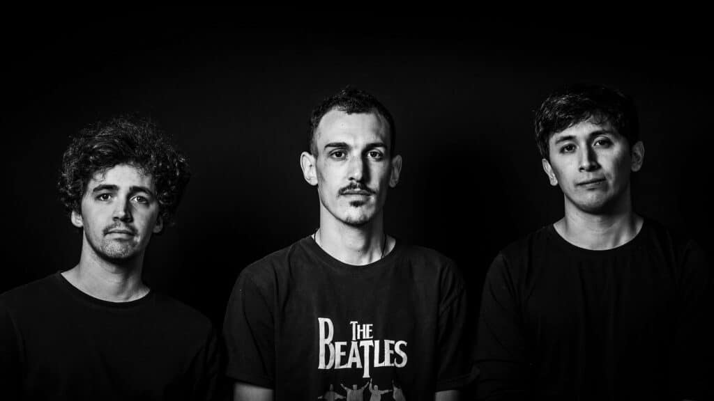 La Lona: "Reencontrarnos era una deuda pendiente" - Nicolás Arévalo (guitarrista): Reencontrarnos era una deuda pendiente y surgió en Buenos Aires. Una reunión para charlar terminó en la composición de "Dale más amor", grabándola a bajo volumen a las 5 de la mañana en un departamento en Vicente López. Ahí fue cuando dijimos "che, tiene que volver La Lona". Cuando empezó la cuarentena estábamos divididos entre Villa La Angostura, Capital y Buenos Aires y de ahí surgió "En blanco", canción que no por casualidad habla de la virtualidad. La Lona