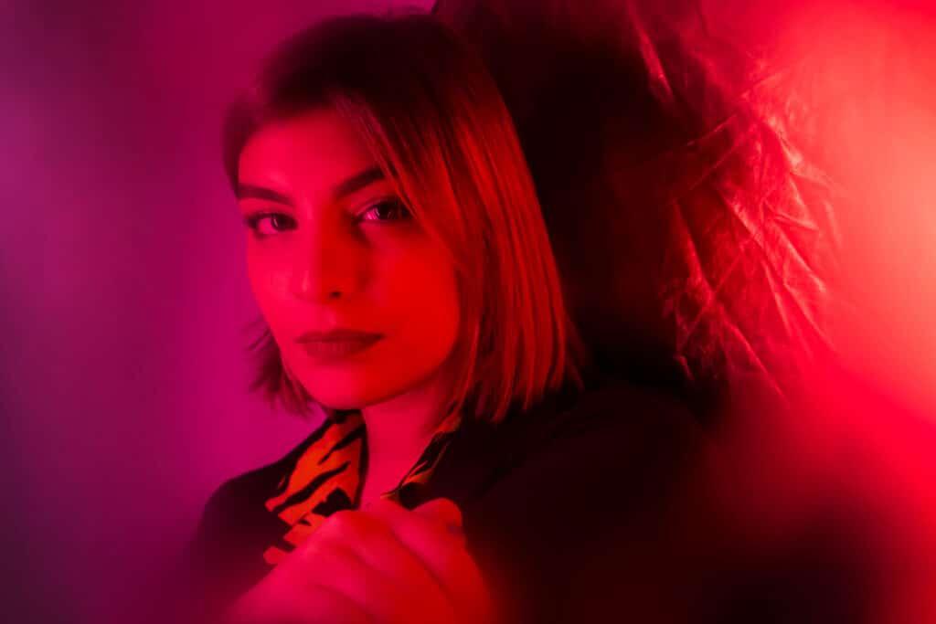 La Lou presenta su primer romance pop - La cantante cordobesa nos invita a bailar con su single "Loop de amor", que adelanta su primer disco próximo a lanzarse en marzo 2021. Sobre un loop fresco y pegadizo, la artista canta "chico dorado no paran de hablarme de vos", entre sintetizadores y guitarras eléctricas que marcan el pulso de este romance bailable. La Lou