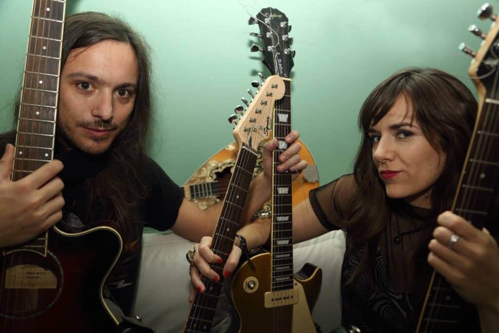 Lara y Juan presentan "Nuraghe" - Lara y Juan es una banda de rock argentino-brasileña, fundada en Buenos Aires en el año 2012 por los músicos compositores Lara Battista (guitarra y voz) y Juan Bautista Henjes (guitarra y armónicas). La formación se completa con Saulo Pedreira (bajo) y Marcos Saucedo (batería). Sus composiciones de estilo ecléctico, anclan principalmente en los géneros de rock y blues, aunque también combinan otros, como reggae y ritmos latinos, en idioma español y portugués. Sus letras, registran e invitan a la reflexión sobre problemáticas sociales de diferente naturaleza. Lara y Juan