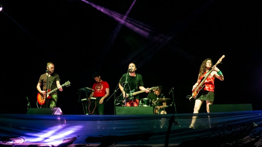 Las Terminales nos presenta su EP "El espacio enorme" - Hola. Soy Pedro, de Las Terminales. Para los que no nos conocen somos una banda de Capital Federal. Principalmente hacemos canciones, que es lo que nos gusta. El estilo en cada canción un poco va variando de acuerdo a lo que nos pide. Nos gusta que se resalte la melodía principal de la voz, las letras que se entiendan, y en base a eso elegimos si vamos a hacer una canción un poco más pop, un poco más punk, o postpunk o alternativa. Eso lo vamos viendo de acuerdo a lo que nos parece que sugiere la canción. Todos en la sala aportando desde el sonido. Y bueno, vamos en esa búsqueda. Las Terminales