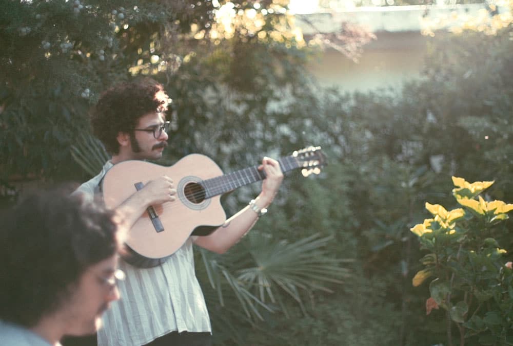 Estrena "Un día en Las Toscas", un mediometraje musical de Leandro Aquistapacie - "Un día en Las Toscas con Leandro Aquistapacie" es un mediometraje musical y show virtual que registra escenas como un collage de una vida en el pintoresco balneario uruguayo de Las Toscas en yuxtaposición romántica. Las Toscas termina siendo pesca, comida a las brasas, canciones frágiles y orgánicas a dos guitarras acústicas acompañadas de un piano Suzuki de los '80s. Leandro Aquistapacie