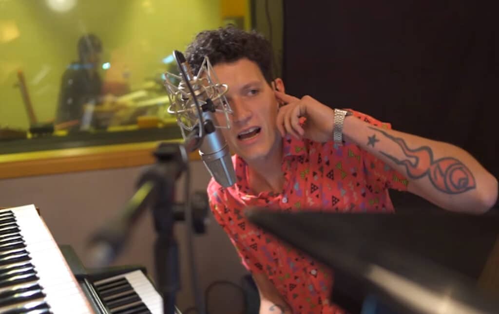 Leo Fucci: "Me gustan los desafíos para cada proyecto" - En 2009, Leo Fucci estrenó su álbum debut como solista "Médanos", un compendio de diez canciones compuestas en lo que él describe como "un recambio de piel, como una serpiente", en el que transitaba por momentos complicados en su vida y que volcó en aquella primera carta de presentación. Leo Fucci