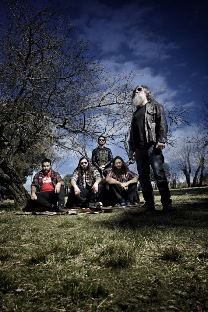 Los Antiguos - Poderoso heavy metal con espacio para el stoner rock y el hard rock más rutero, con especial hincapié en las letras para rescatar la cosmovisión de los mapuches y mucha de su filosofía de vida. Sus integrantes formaron parte de otros combos metaleros antes de armar Los Antiguos. Los Antiguos