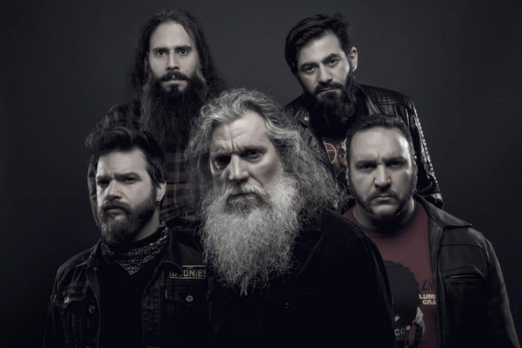 Los Antiguos - Poderoso heavy metal con espacio para el stoner rock y el hard rock más rutero, con especial hincapié en las letras para rescatar la cosmovisión de los mapuches y mucha de su filosofía de vida. Sus integrantes formaron parte de otros combos metaleros antes de armar Los Antiguos. Los Antiguos, 2021. Foto Nacho Lunadei