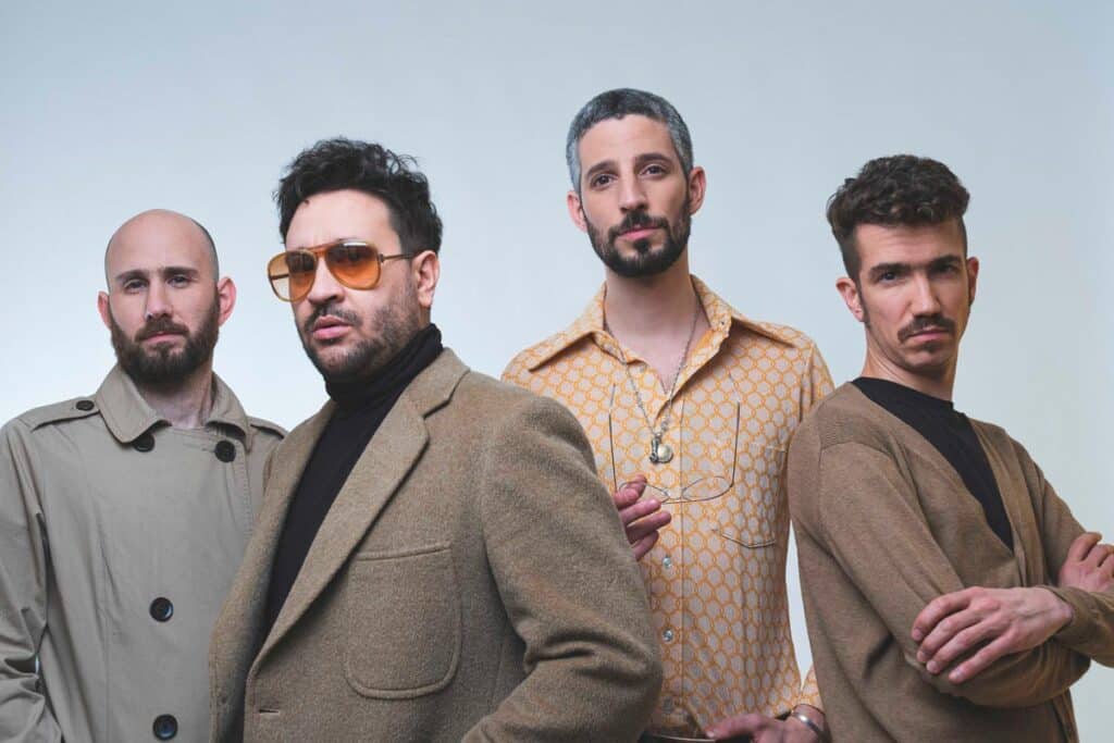 Los Jureles lanzaron "520 Hz", su nuevo disco - Los Jureles lanzaron "520 Hz", su nuevo trabajo discográfico, luego de un año de producción. El disco cuenta con 7 temas compuestos y producidos por Leo Costa y Migo Scalone, mezclado por Juan Armani y el mastering a cargo de Luciano Lucerna. "520 Hz" tiene atmósferas creadas por sintetizadores y samplers de las míticas baterías de los 80´s, como la Roland TR808, 707 y la LinnDrum. Los Jureles