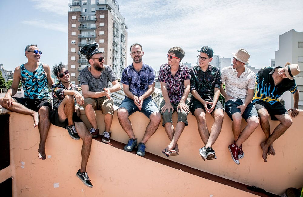 Los Piringundines: "Deseo que la vuelta a los shows sea poderosa y enérgica" - "‘Punta Terraza’ es un porteño que mira el horizonte y fantasea su poemario desde el último piso del edificio donde alquila, porque no puede irse a la playa ni a ninguna parte, ya que pandemia; mientras escucha una playlist de reggae, cumbia, bossa y funk mixiados –describe Marne, cantante y guitarrista de Los Piringundines-. Es un poco el resumen o la condensación de muchas canciones que surgieron en estos años y también una colección de recursos estilísticos que fuimos puliendo hasta este punto". Los Piringundines