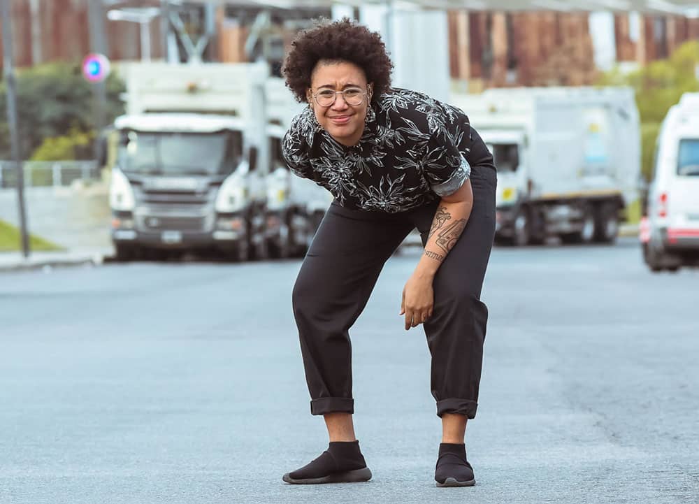 Luanda presenta su manifiesto de lucha por la identidad de género - La fusión del afrotrap con los ritmos nativos resaltan la letra y el mensaje para quienes después de vivir una vida simulada, con el fin de encajar dentro del sistema, se empoderan para florecer en su verdadero ser. El segundo adelanto de su próximo disco cuenta con su propio video lyric, en el canal de Youtube de Luanda, y se puede encontrar también en las plataformas digitales con el apoyo de Goza Records. Luanda