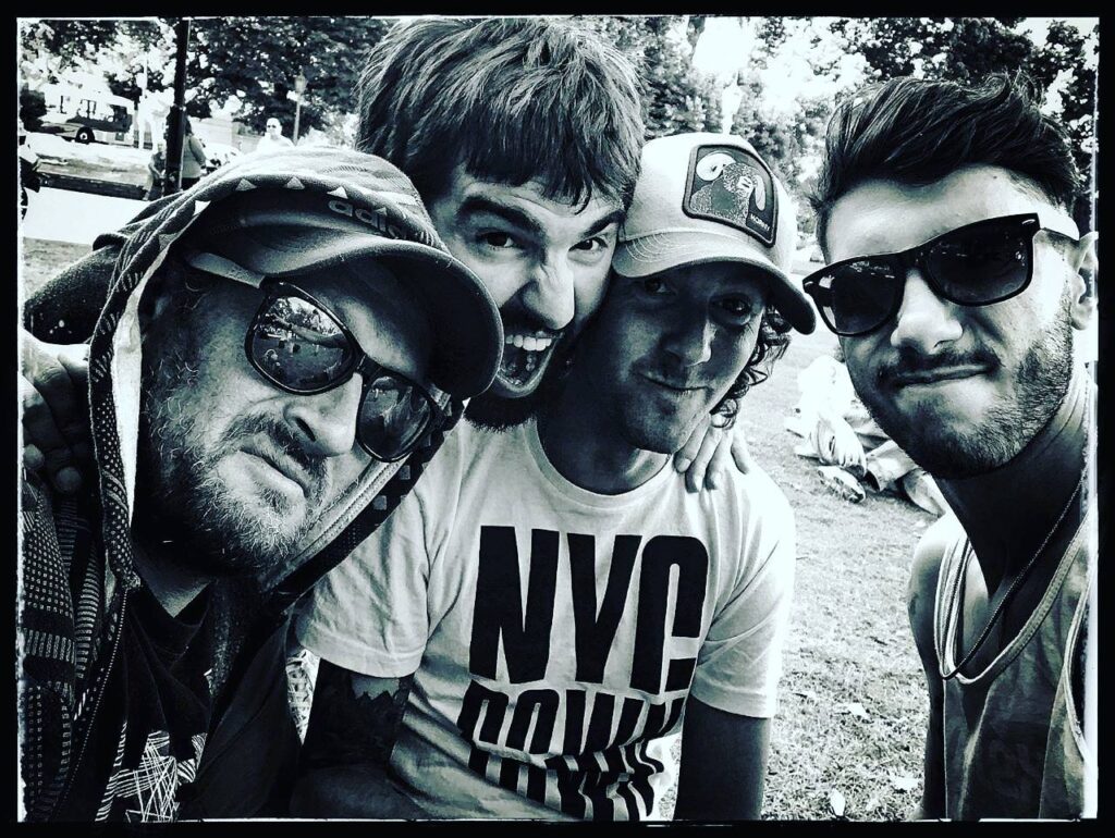 Lunáticos nos adelantan cómo será el próximo disco - La banda marplatense Lunáticos aprovechó la cuarentena para lanzar "Amenazando a tu otro yo", un adelanto de lo que será su próximo disco. Jorge Lobo Peláez, su cantante y guitarrista, nos explica por qué lo decidieron así: "estamos presentando un tema nuevo que salió como single. Es básicamente una canción de acordes mayores, una canción alegre, pero a su vez triste, que habla un poco del conformismo de la persona y cómo por estar en su zona de confort, quizas le toque pasarla mal". Lunaticos